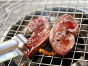Phần thịt lợn cả con chỉ có hai miếng bé tí, biết ăn thì bổ nhưng dùng nhiều lại bệnh