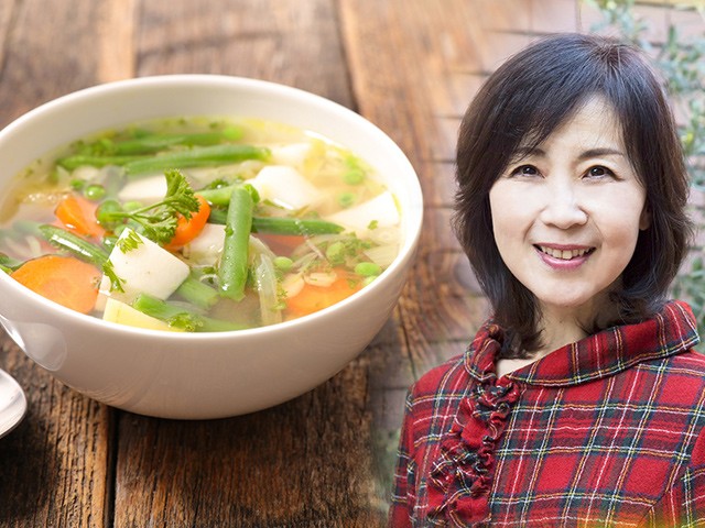 Nữ nhà văn người Nhật 19 năm không tái phát ung thư nhờ bát canh rau đặc biệt