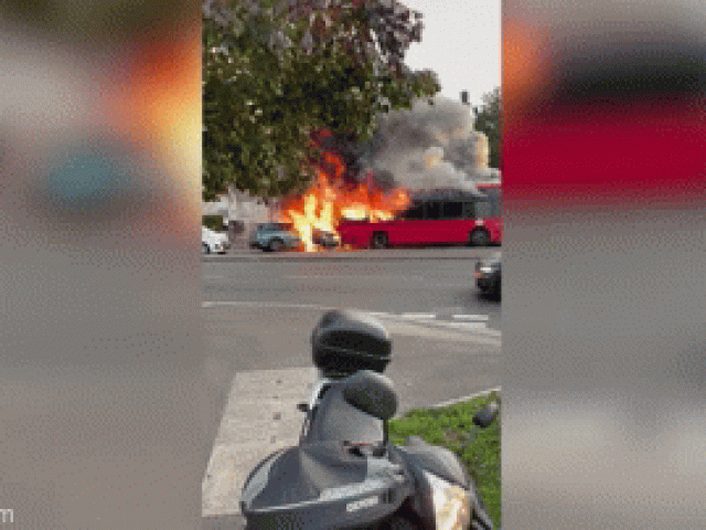 Clip Eva - Ngọn lửa thiêu rụi xe buýt và ô tô sau va chạm trên đường