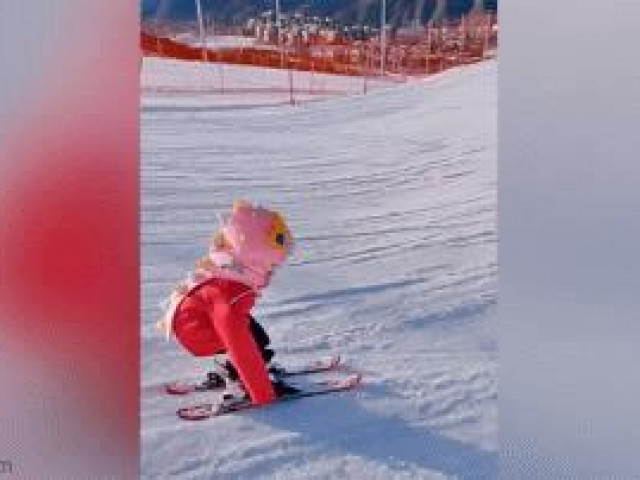 Clip Eva - Em bé trượt tuyết sành điệu đốn tim cư dân mạng