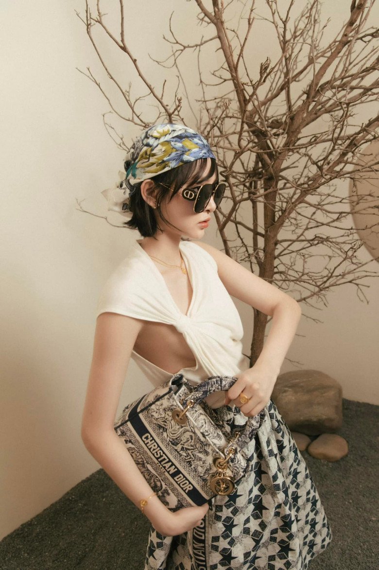 Lạ lùng Hiền Hồ sau scandal tình cảm, amp;#34;đảo ngóiamp;#34; tóc xơ như râu ngô vẫn được chị em khen - 11