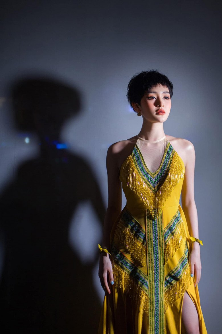 Lạ lùng Hiền Hồ sau scandal tình cảm, amp;#34;đảo ngóiamp;#34; tóc xơ như râu ngô vẫn được chị em khen - 9