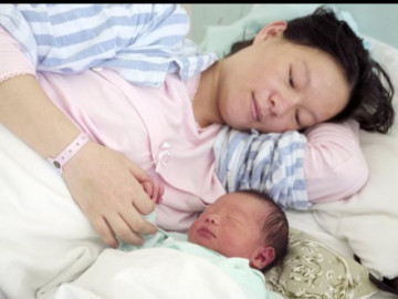 Sau sinh mẹ có nên bịt tai?