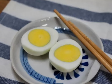 Luộc trứng chỉ cần xíu nước, làm thêm điều này trứng vẫn thơm ngon hấp dẫn như thường