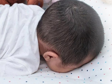 Bé sơ sinh Hà Nội tử vong khi ngủ cùng bố mẹ, bác sĩ cảnh báo hội chứng nguy hiểm