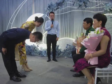Biểu cảm khó tả từ bố mẹ chồng trong đám cưới của cô dâu 42 tuổi