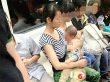 Cho con bú ngay trên tàu điện, mẹ bỉm sữa bị chụp lén gây tranh cãi