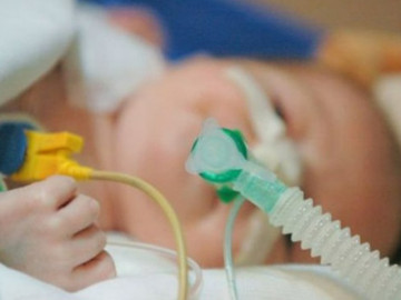 Vừa chào đời bé trai đã ngưng thở do mẹ chủ quan không đi khám thai đều đặn