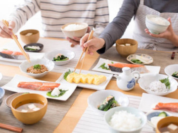 Một hòn đảo nhỏ của Nhật có gần 70 người hơn trăm tuổi, đây là "thần chú" ăn uống giúp họ trường thọ