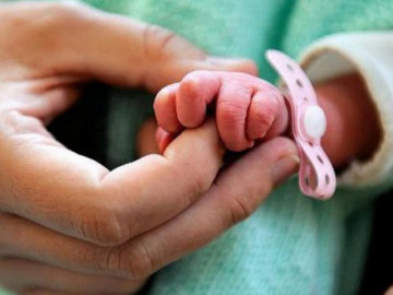 Bé 18 tháng mắc giang mai, cả nhà đi khám phát hiện thêm 2 người bị: Mẹ bầu truyền bệnh cho con ở tháng mấy thai kỳ?