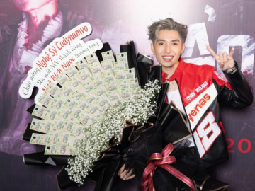 Thành viên nhóm Uni5 Cody Nam Võ được fan tặng hoa, vương miện kết bằng tiền