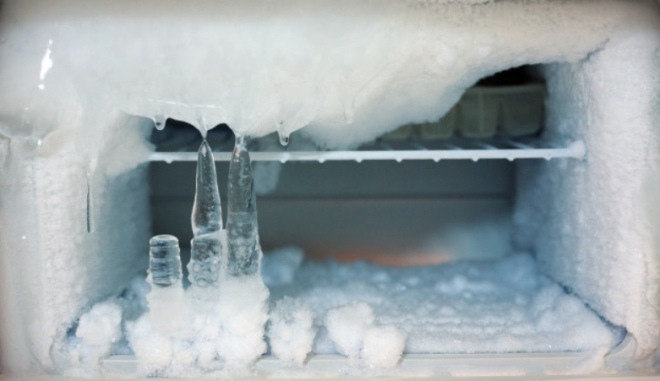 Chỉ cần chai nước và chút muối, làm theo cách này tuyết trong tủ lạnh sẽ rơi xuống lã chã - 3