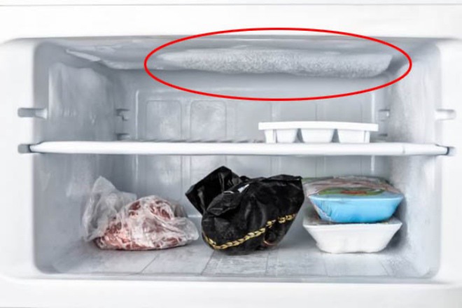 Chỉ cần chai nước và chút muối, làm theo cách này tuyết trong tủ lạnh sẽ rơi xuống lã chã - 1