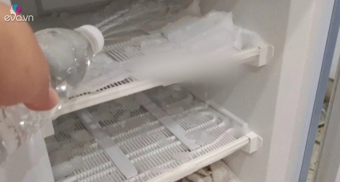 Read more about the article Chỉ cần chai nước và chút muối, làm theo cách này tuyết trong tủ lạnh sẽ rơi xuống lã chã