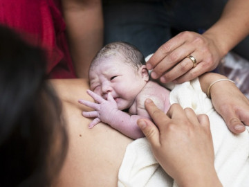 Vừa chào đời 21 ngày, bác sĩ đã ngỡ ngàng phát hiện 8 bào thai trong bụng bé gái