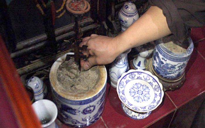 Ngày Rằm thắp hương nhớ để ý bát hương, thấy dấu hiệu này nên thay ngay kẻo mất lộc - 4