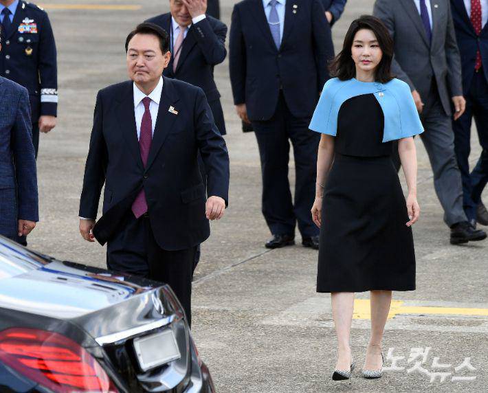 amp;#34;Nữ thần áo sơ miamp;#34; gọi tên Đệ nhất phu nhân Tổng thống Hàn - 4