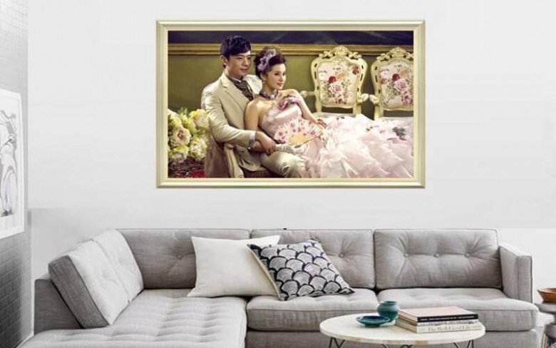 Treo ảnh cưới phòng khách là một cách đơn giản mà cực kỳ tinh tế để tôn lên không gian sống của gia đình bạn. Bạn sẽ tự hào khi khách đến chơi nhà và ngợi ca tuyệt phẩm ảnh cưới của mình như thấy trong bộ ảnh này.