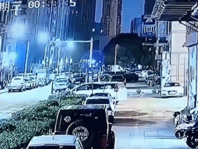  Clip: Ngã khỏi tòa nhà, người đàn ông say rượu rơi trúng nóc ô tô 
