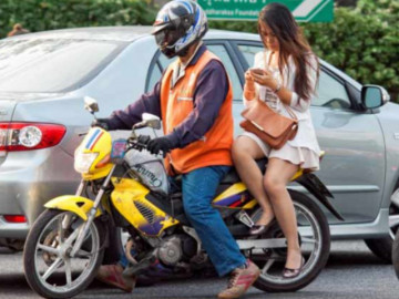 Anh tài xế xe ôm công nghệ ngượng chín mặt khi được khách nữ ôm là ướt quần, phải cầu cứu bác sĩ