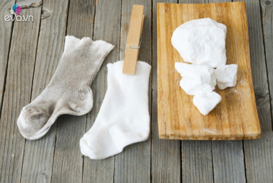 Read more about the article Đem tất bẩn ngâm với thứ này, chẳng cần chà xát vẫn trắng sạch hơn dùng bột giặt