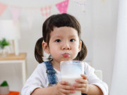 Trẻ uống 7 hộp sữa/ngày phải đi viện, bác sĩ chữa ròng rã 6 tháng không khỏi