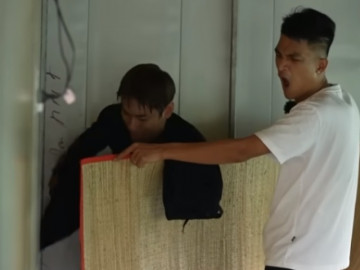 Kiều Minh Tuấn bị đàn em chơi xấu khi thay đồ lộ thiên, chương trình phải cắt để bảo vệ đôi mắt khán giả