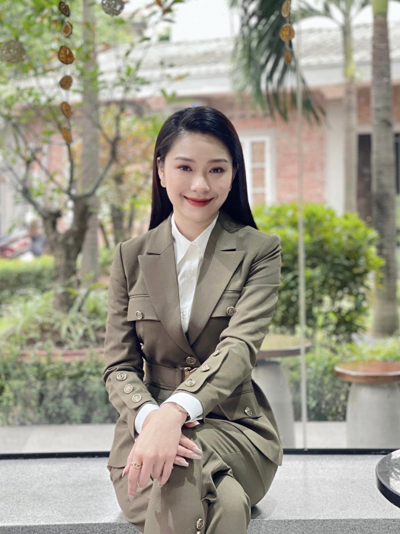 Nữ sinh trường Báo với đôi mắt màu xanh &#34;bà trùm hoa hậu&#34; làm MC VTV, xuất hiện trên sóng đeo đồng hồ, kim cương rực rỡ - 10