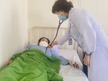 Mẹ bầu 42 tuổi ốm nghén lả người, nhập viện suýt nguy kịch
