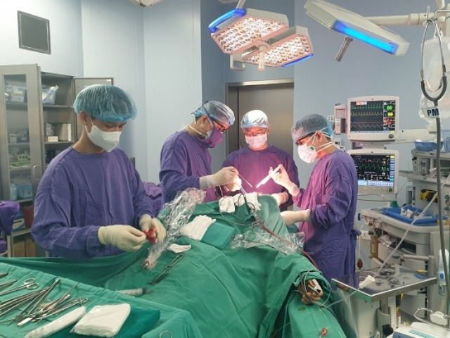 Sốt cao tới 39 độ vẫn kệ cho tự khỏi, hai người đàn ông Hà Nội nguy kịch vì căn bệnh đang hoành...