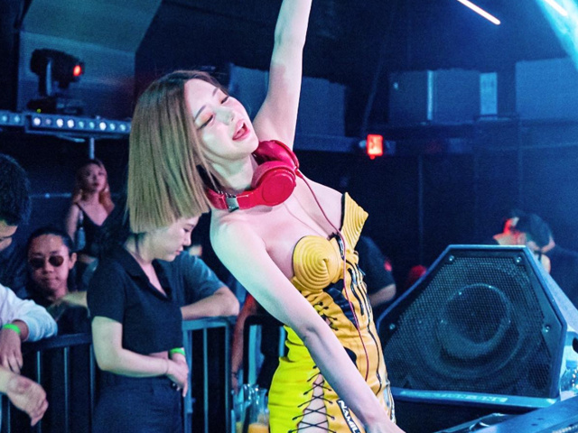Nữ DJ có vòng 1 lớn nhất Hàn Quốc đến Việt Nam, diện áo dài trên phố, ngoài đời xinh hơn trên mạng