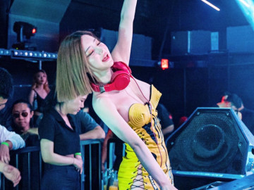 Nữ DJ có vòng 1 ấn tượng nhất Hàn Quốc đến Việt Nam, diện áo dài trên phố, ngoài đời xinh hơn trên mạng