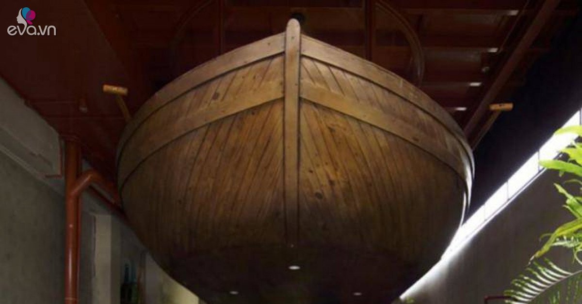 Read more about the article Chủ nhà chơi lớn, mang cả thuyền gỗ về đặt giữa nhà làm điểm nhấn