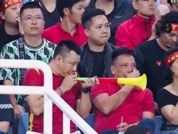Khán giả nổi nhất trận Việt Nam tối qua là nghệ sĩ Táo Quân, MC VTV và nghìn fan bắt quả tang anh thổi kèn