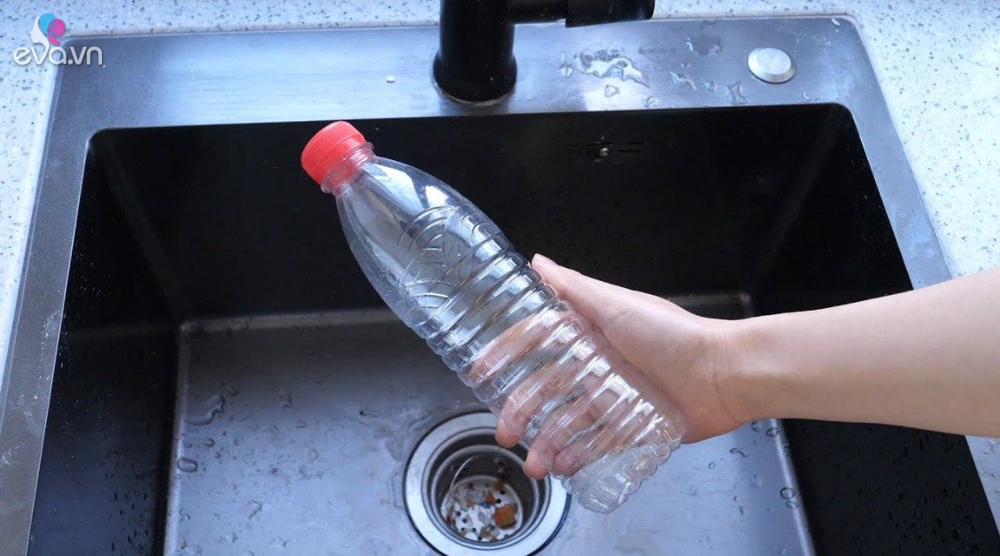 Read more about the article Đặt chai nhựa vào bồn rửa bát có công dụng tuyệt vời, tiếc là giờ tôi mới biết