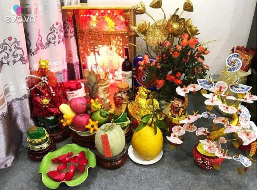 Read more about the article Tại sao trên bàn thờ Thần Tài hay có một bát nước thả hoa? Biết lý do nhà nhà ùn ùn học theo