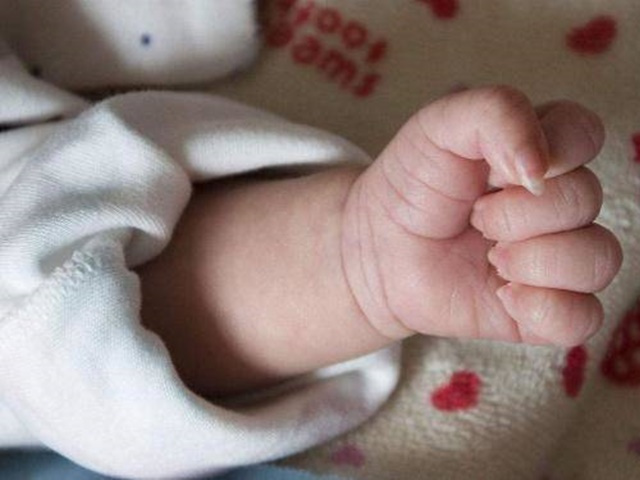 Con sơ sinh qua đời nhưng bàn tay vẫn nắm chặt, mẹ cậy mở liền ngập ngụa trong nước mắt Con Sơ Sinh Qua Đời Nhưng Bàn Tay Vẫn Nắm Chặt, Mẹ Cậy Mở Liền Ngập Ngụa Trong Nước Mắt