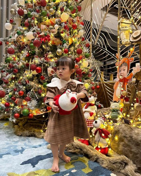 Không phải cây thông Noel, điểm thú vị trong mỗi bức hình Giáng sinh nhà Cường Đô La khiến khán giả thích thú - 2
