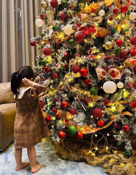 Không phải cây thông Noel, điểm thú vị trong mỗi bức hình Giáng sinh nhà Cường Đô La khiến khán giả thích thú - 3
