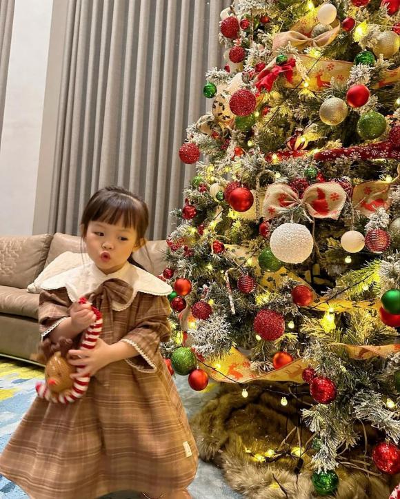 Không phải cây thông Noel, điểm thú vị trong mỗi bức hình Giáng sinh nhà Cường Đô La khiến khán giả thích thú - 7