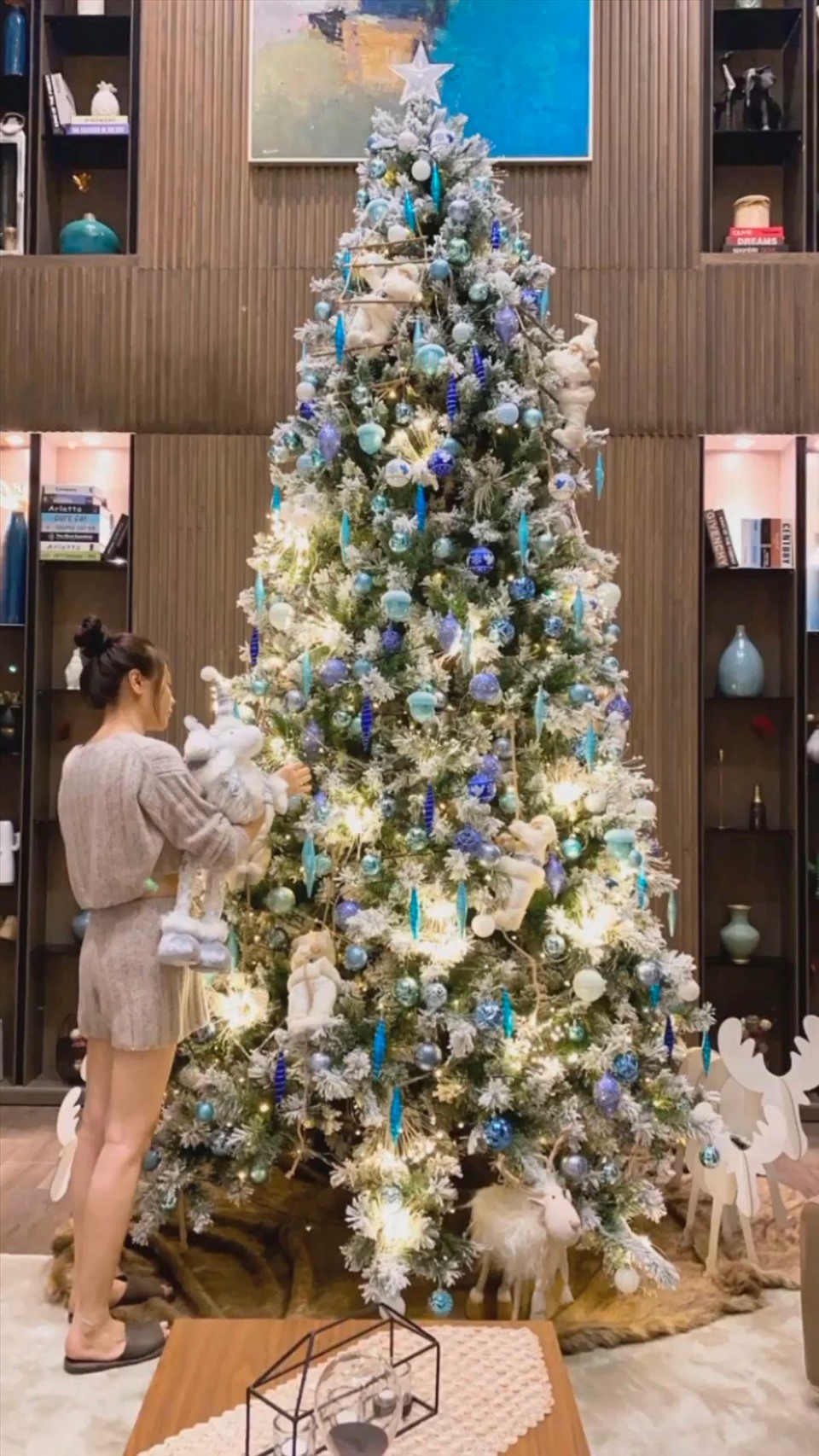 Không phải cây thông Noel, điểm thú vị trong mỗi bức hình Giáng sinh nhà Cường Đô La khiến khán giả thích thú - 14