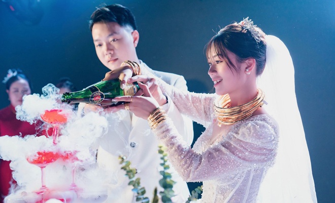 Đám cưới độc lạ nhất Việt Nam: Cô dâu chú rể đang làm lễ thì sân khấu ...