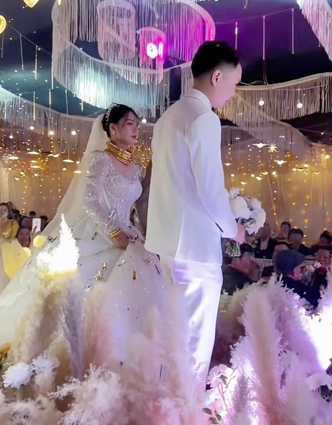 Đám cưới độc lạ nhất Việt Nam: Cô dâu chú rể đang làm lễ thì sân khấu ...