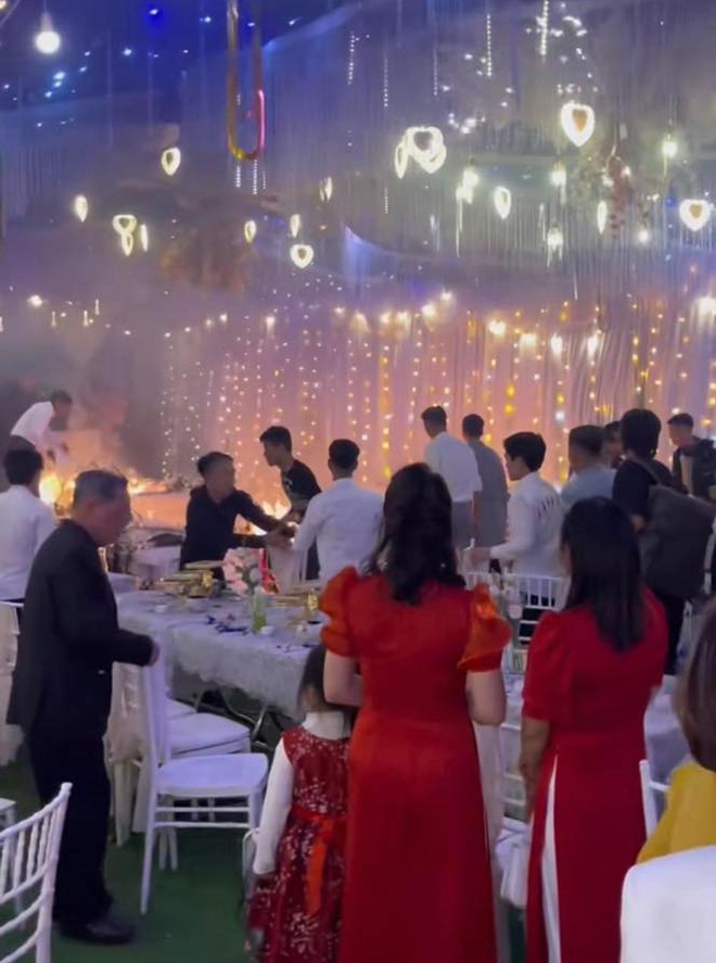 Đám cưới độc lạ nhất Việt Nam: Cô dâu chú rể đang làm lễ thì sân khấu ...