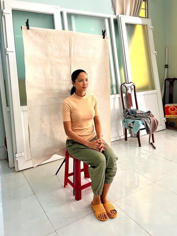 Hoa hậu Hamp;#39;Hen Niê diện quần bó chẽn, không còn trông phản cảm - 10