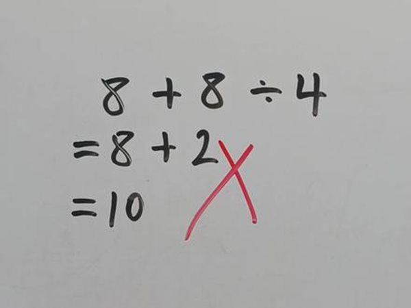 Con làm toán 8 + 8 : 4 10 bị cȏ gạch sai, mẹ ᵭi kiện thì tȃm phục nghe cȏ giải - 1