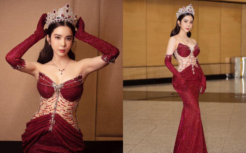 Đăng quang Hoa hậu Du lịch Thế giới 2018, Huỳnh Vy (tên thật Huỳnh Thị Kim Phao) được nhiều người yêu mến nhờ nhan sắc ngọt ngào, duyên dáng cùng hình thể cực chuẩn mực. 
