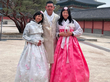 Đứng cạnh bố siêu mẫu cao gần 1m9, hai con gái Bình Minh lộ chiều cao thật ở độ tuổi dậy thì