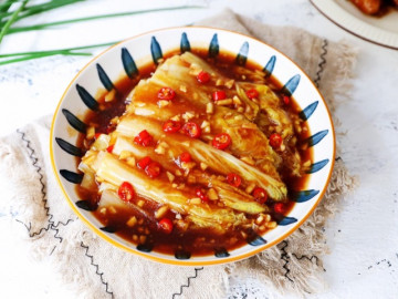 Cải thảo luộc xong đem sốt kiểu này được món ăn vừa ngọt lại đậm đà chẳng ai còn chê nhạt nhẽo