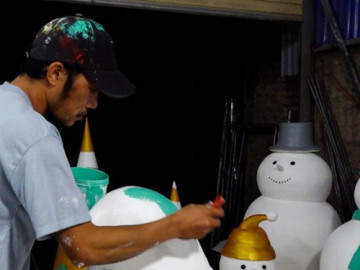 Người làm xốp mô hình kiếm bạc triệu nhờ 'nặn' người tuyết mùa Giáng sinh